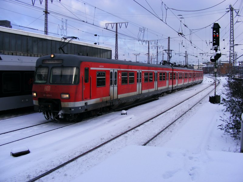 Ein Kurzzug der DB-S-Bahnbaureihe 420 bei der Einfahrt in den Essener Hauptbahnhof am 05. Januar 2009.