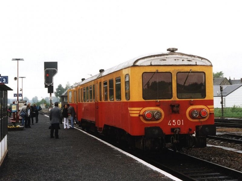  Ein Ku und auf wiedersehen! . Triebwagen 4501 steht abfahrtsbereit auf Bahnhof Bertrix mit eine Lokalzug zwischen Bertrix und Libramont auf Bahnhof Bertrix (18-5-2001).