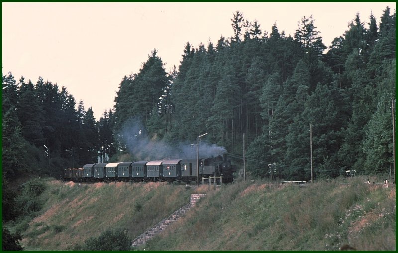Ein langer GmP mit einer 93er, 8 Donnerbchsen und einigen Holzwagen aus Richtung Waidhofen erreicht in Krze den Bahnhof Schwarzenau. (Archiv 09/75)