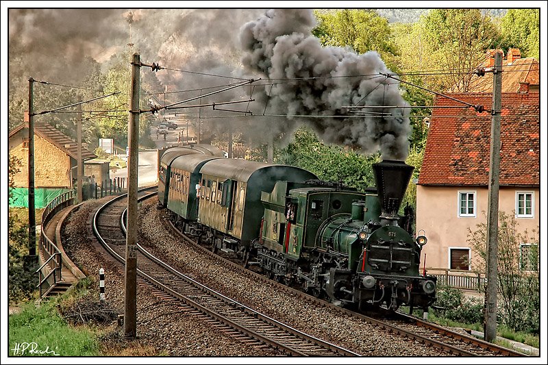 Ein langer Tag geht für GKB 671 am 12.5.2008 zu Ende. Die Aufnahme zeigt den Sonderzug R 16429 von Peggau-Deutschfeistritz nach Graz kurz nach der Durchfahrt der Haltestelle Stübing. Die schwierigen Lichtverhältnisse haben mich veranlasst, dieses Bild extrem zu filtern. Neben einem Tonal Contrast Filter habe ich noch einen Cross Balance Filter über das Bild gelegt, und dann mit der herkömmlichen Nachbearbeitung weiter gemacht. Daher wirkt das Bild auch sehr künstlich, und gibt natürlich nicht die tatsächliche (furchtbare) Lichtsituation wieder.