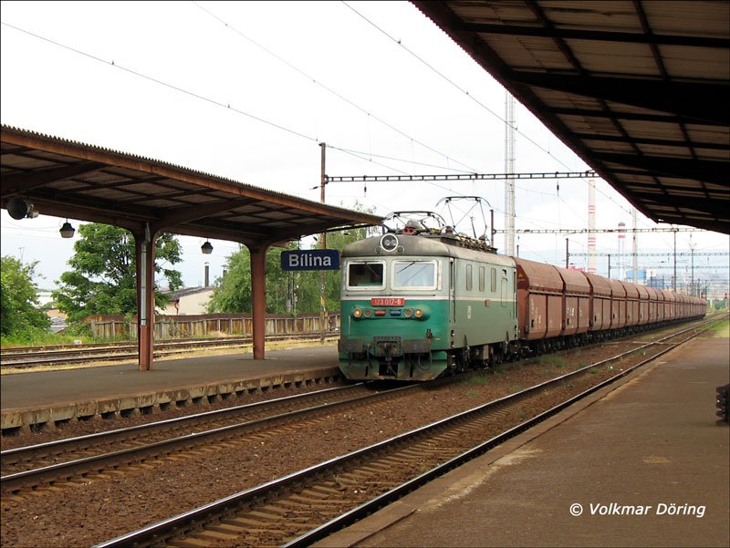 Ein leerer Ganzzug gezogen von  123 017 auf seiner Fahrt  ins Kohlerevier Most (Brx) - Chomutov (Komotau) - Kadan (Kaaden) bei Durchfahrt durch Bilina (Bilin) - 06.06.2006
