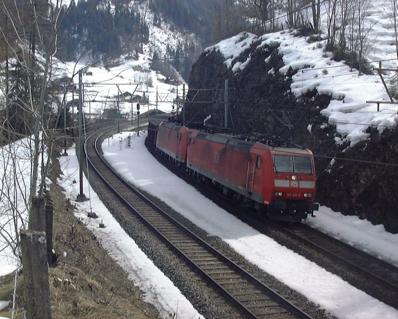 Ein leerer Tonerdezug aus Italien mit zwei BR 185 haben die BLS-Nordrampe gemeistert und werden gleich Frutigen erreichen.
Im Hintergrund die Kanderbr�cken, 14.03.09