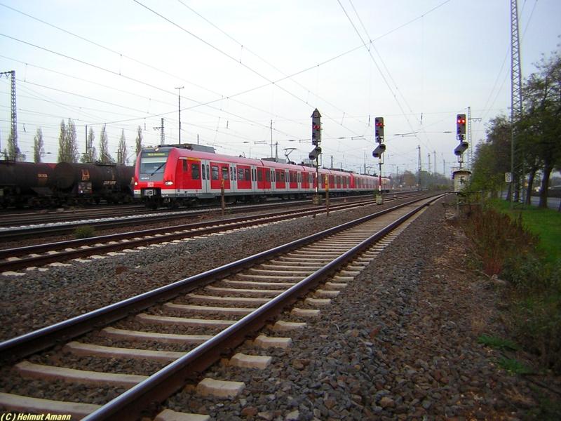 Ein Leergarnitur-Vollzug mit 423 915 / 415 und 423 331 / 831
am Nachmittag des 12.11.2005 kurz vor dem Bahnhof Farbwerke aufgenommen, aus Frankfurt am Main - H�chst kommend. 