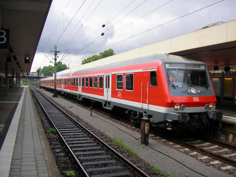 Ein Leerzug bestehend aus Umbausilberlingen durchfhrt am 15.8.05 geschoben von einer Lok der BR 218 Mannheim Hbf.