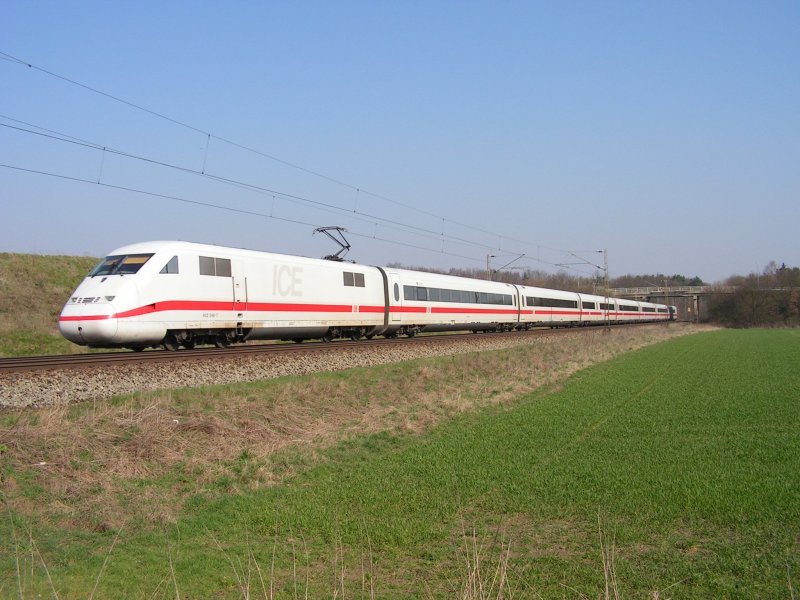 Ein leichtes Opfer: Aufgrund der Geschwindigkeitsbegrenzung bei Streckenkilometer 59.6 auf der KBS 380 Richtung Hannover fhrt der ICE hier bei Drakenburg schon recht langsam.