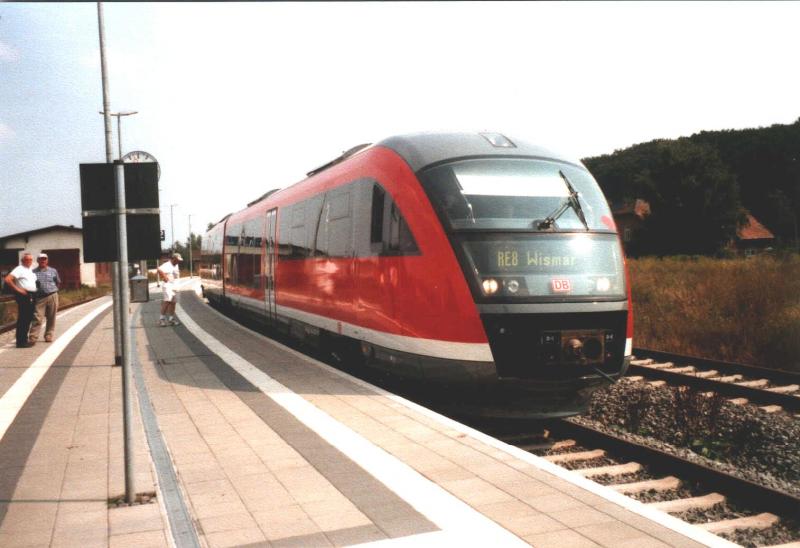 Ein leider unbekannter 642 wartet hier als RE nach Wismar in Bad Dobaran auf den Gegenzug.Der  Bahn AG-Teil  des Bahnhofes ist in den letzten Jahren so arg gestutzt worden,dass man nun mit drei Gleisen und einem Bahnsteig auskommt.