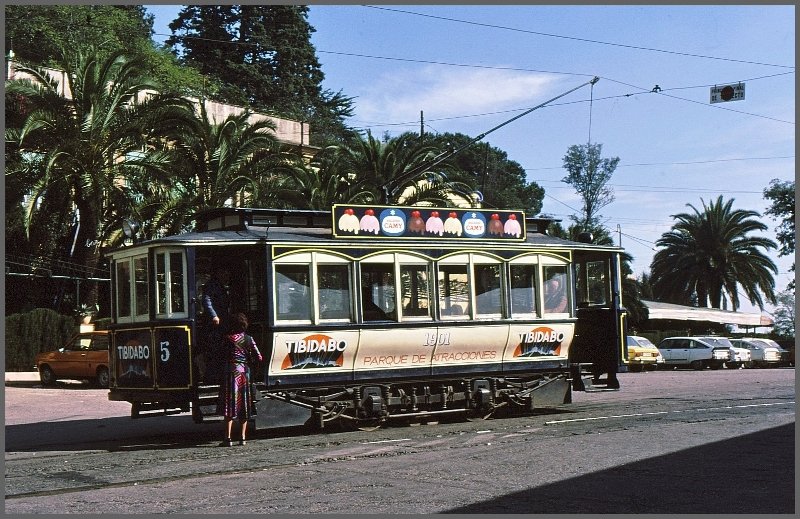 Ein letzter Rest der ehemaligen Strassenbahn fhrt steil Richtung Aussichtspunkt Tibidabo hinauf. (Archiv 07/84)