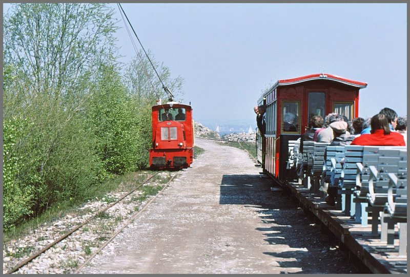 Ein letztes Mal wird der Zug umfahren fr die Rckfahrt. Hinter den Segelschiffen im Hintergrund ist bereits das deutsche Ufer bei Lindau erkennbar. (Archiv 05/91)