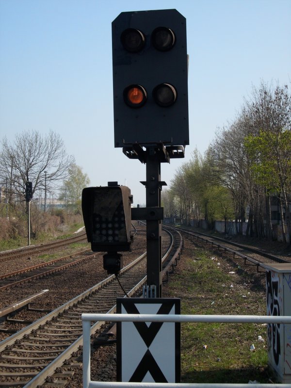 Ein Lichtvorsignal fr die S-Bahn.Aufgenommen in Berlin Nldnerplatz Richtung Lichtenberg.