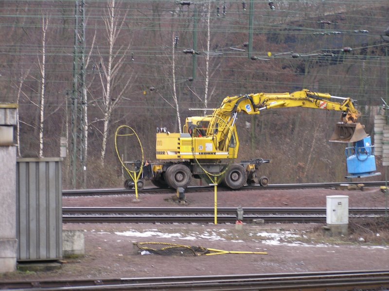 Ein Liebherr A 900 ZW der Firma Monti mit eigener  Tankstelle  im Rbf Saarbrcken am 09.03.2005