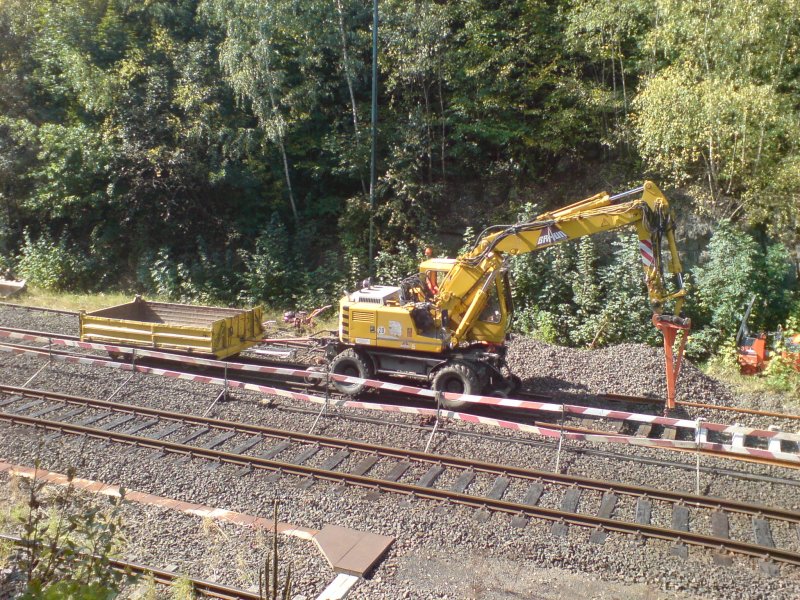 Ein LIEBHERR Bagger-900 mit Beiwagen beim Neuen Schwellenverlegen wegen Rckbau von 2 Weichen (5 und 23) auf Gleis 1, am 08.09.09 in Bahnhof Windischeschenbach