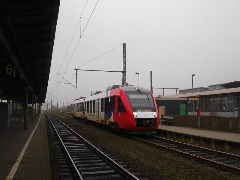 Ein LINT 41 der AKN steht am 6.12.08 als NBE 81030 nach Neum�nster abfahrbereit in Bad Oldesloe auf Gleis 5.