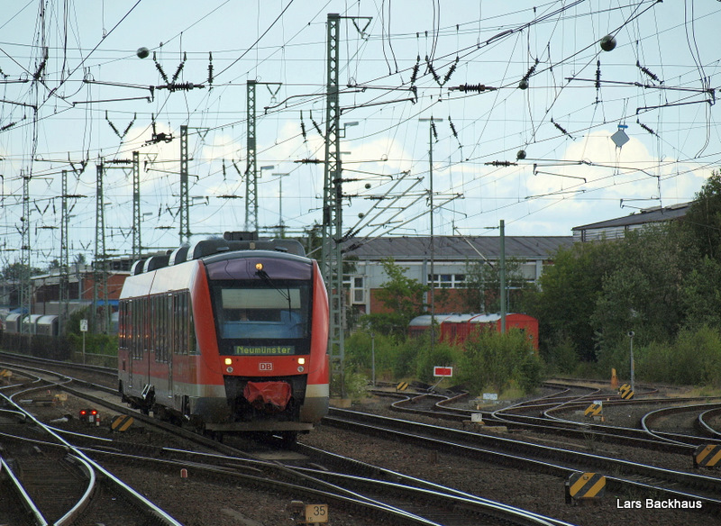 Ein LINT 41 der DB kommt am 30.07.09 als RB 21959 aus Kiel Hbf in den Zielbahnhof Neumnster gefahren.