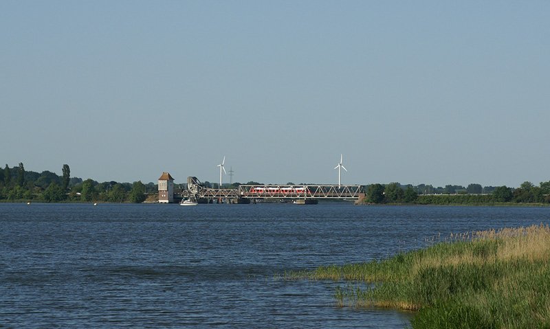 Ein LINT 41 der DB passiert als RB nach Kiel Hbf am 1.06.2008 die Klappbrcke Lindaunis