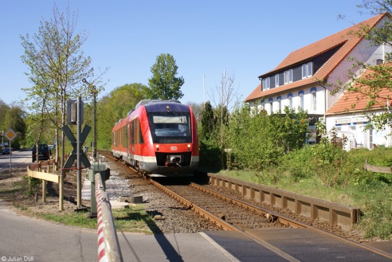 Ein Lint 41 durchfhrt, auf dem Weg nach Kiel Hbf, den aufgelassenen Bahnhof von Lindaunis. Bild vom 29.04.2007