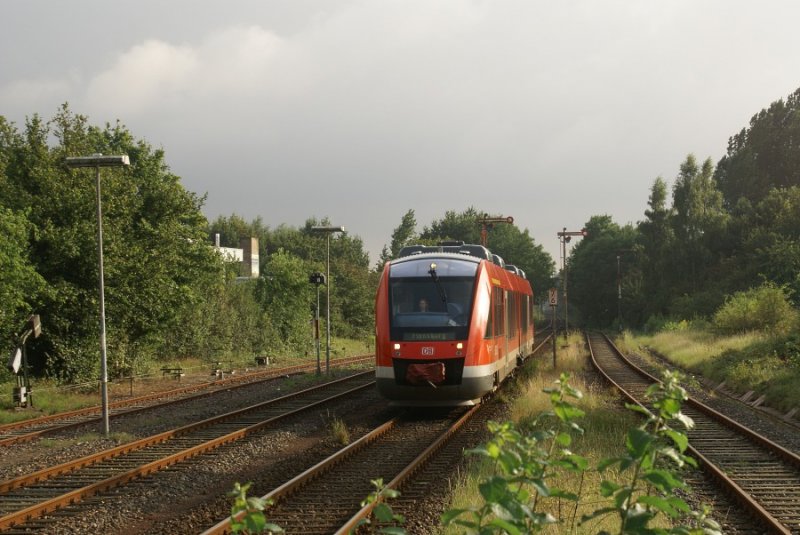 Ein Lint 41 fhrt als RB nach Flensburg  am 22.8.2007 in den Bahnhof von Kiel-Suchsdorf ein.