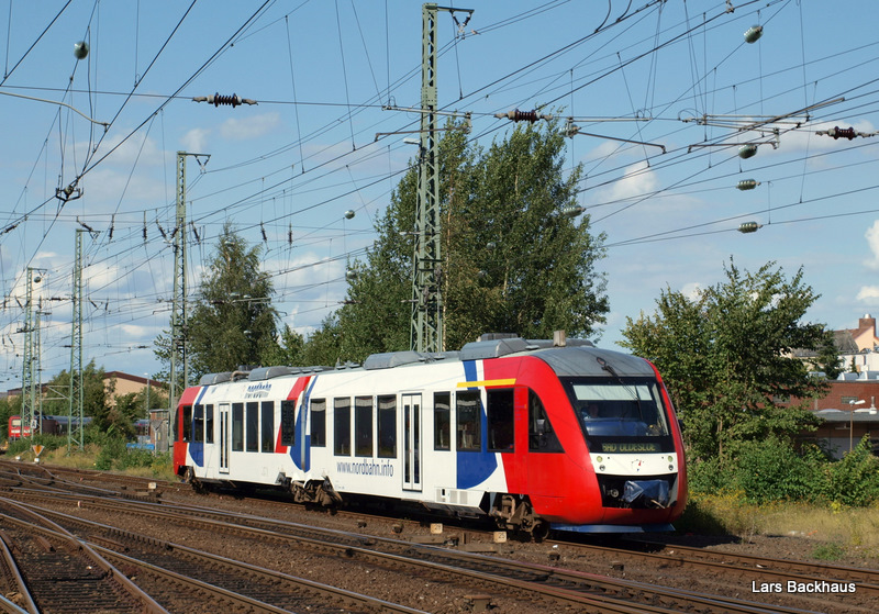 Ein LINT 41 der Nordbahn steht am 22.08.09 in Neumnster und wartet auf die Fahrtfreigabe in den Bahnhof. Vermutlich handelte es sich um eine berfhrungsfahrt nach Kaltenkirchen.
