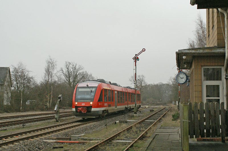 Ein LINT 41 passiert als RB nach Flensburg am 01.03.2009 den Bahnhof von Neuwittenbek.