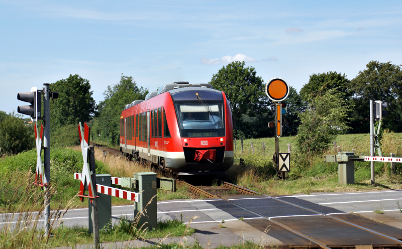 Ein LINT 41 der RBSH passiert am 5.07.2009 als RB nach Kiel hbf das sdliche Sderbraruper VSig.