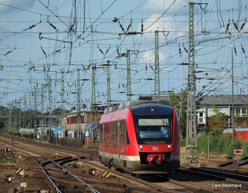 Ein LINT 41 der Regionalbahn Schleswig-Holstein erreicht am 22.08.09 als RB 21925 aus Kiel den Bahnhof Neumnster, welcher gleichzeitig die Endstation dieses Zuges ist.
