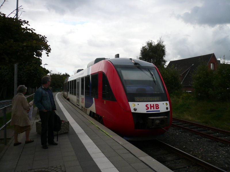 Ein LINT 41 der SHB aus/nach Neum�nster bei der Einfahrt in B�sum am 7.9.2008