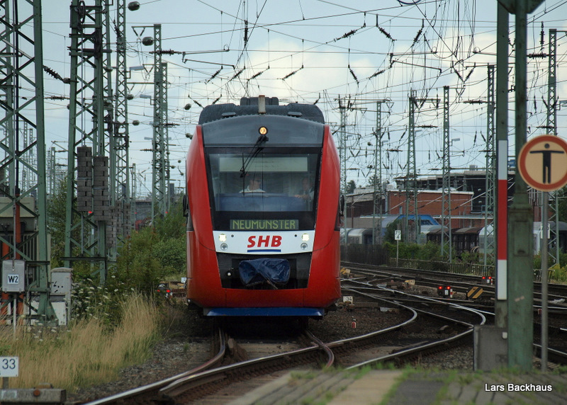 Ein LINT 41 der SHB bei der Einfahrt als SHB 80781 aus Bsum am 30.07.09 in Neumnster auf Gleis 6.