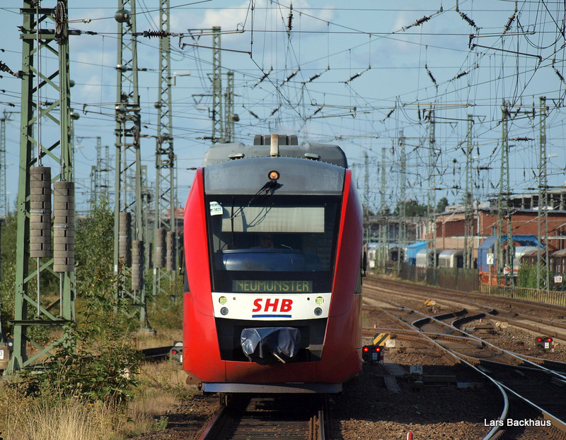 Ein LINT 41 der SHB erreicht am 22.08.09 als SHB 80791 aus Hohenwestedt den Bahnhof Neumnster.