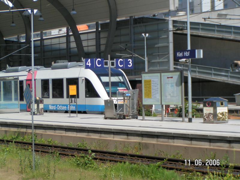 Ein Lint der Nord-Ostseebahn verlt Kiel Hbf in Richtung Neumnster.