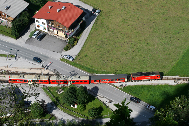 Ein lokbespannter Zug verlsst den Bahnhof Strass Richtung Mayrhofen. 17.07.2009.