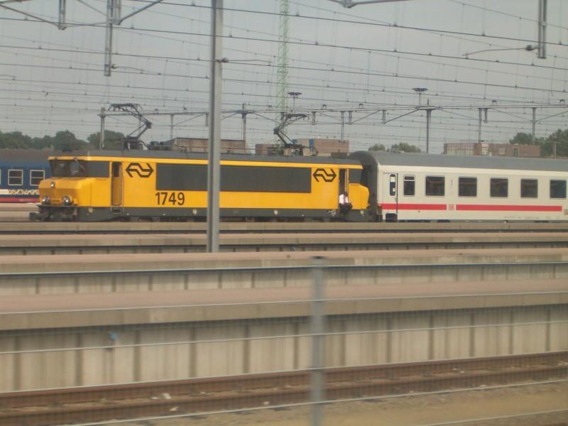 Ein Lokfhrer wartet an diesem sonningen Donnerstag auf die Abfahrt in Richtung Amsterdam Centraal. Dort wird dieser Zug, der um 15:13 als IC 145 nach Berlin Ostbahnhof abfahren wird, zum Einsteigen bereit gestellt. Die 1749 fhrt brigens nur bis Bad Bentheim, dort wird sie von einer Deutschen Lok abgelst.
Amsterdam Watergraafsmeer, 01.07.2004.