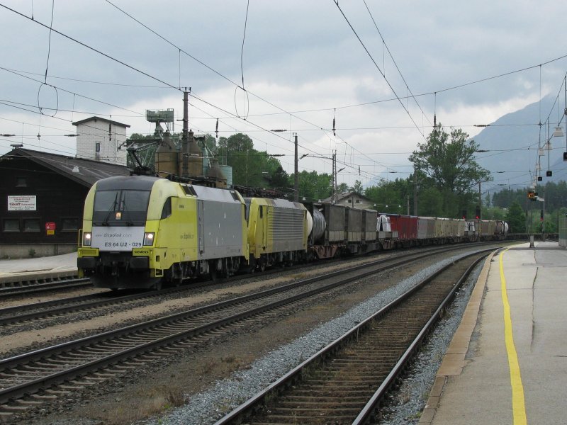 Ein Lokomotion Gterzug mit ES 64 U2 029 und einer ES 64 F4 am 22.5.2008 in Brixlegg.