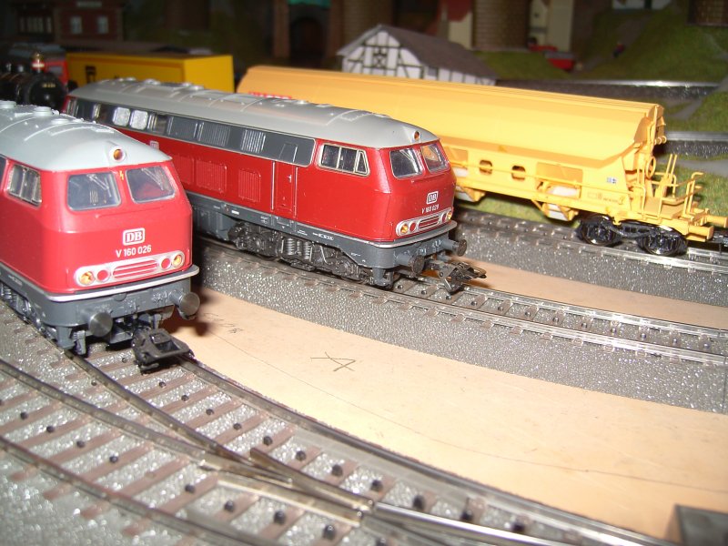 Ein Loktrefen im Bahnhof BR 216 026 neben 216 029