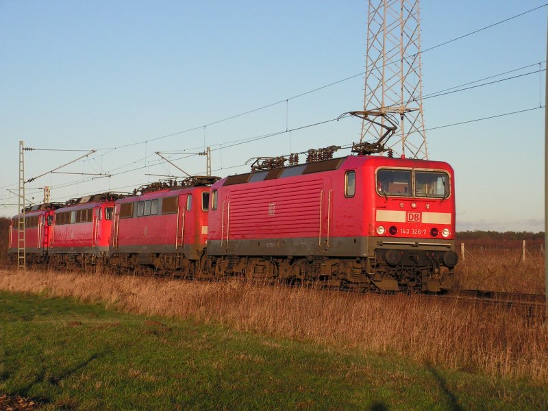 Ein Lokzug am 22.1.07 auf der KBS 380 Richtung Hannover unterwegs.
BR 143 326-7 zieht eine BR 111 und zwei BR 110.4