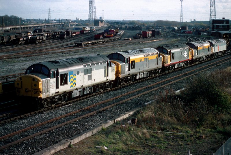 Ein Lokzug, der aus 37358, 37095, 37379, 37083 und 47095 besteht, verlaesst Tyne Yard, Nordost England, am 1. November 1992.