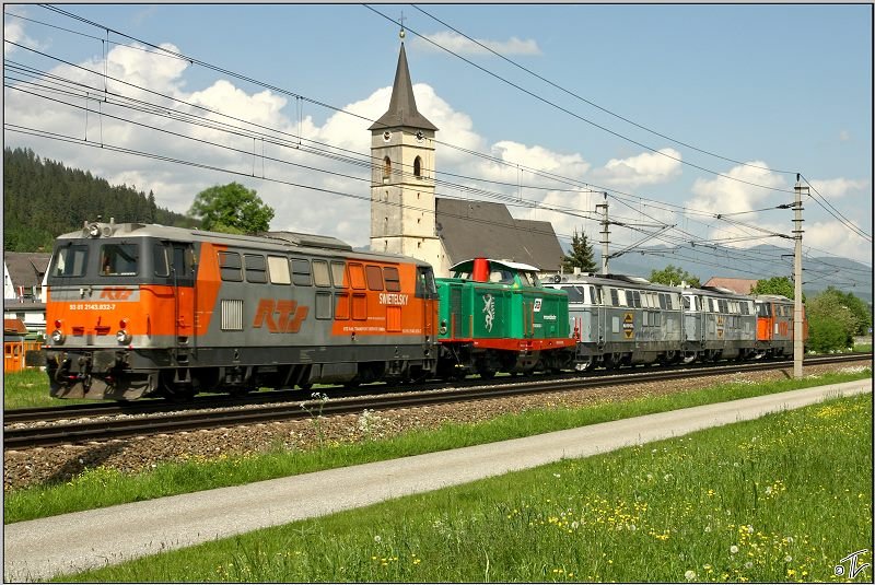 Ein Lokzug der besonderen Art gab es heute in der Steiermark zu sehen.RTS 2143 032 & 005 + Mavepcell 2143 010 & 004 + STB 2048 024 fahren als Lokzug 98048 von Ebenfurth nach Schladming.
Kammern 17.05.2009