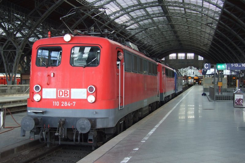 Ein Lokzug bestehend aus 110-284, 111-052 und 120-151 (ZDF-Express) steht am 19.3.09 auf Gleis 15 des Leipziger Hauptbahnhofes.
Es ging nicht nach Dessau, aber wo sonst war nicht zu ergrnden.
Leipzig, der 19.3.09
