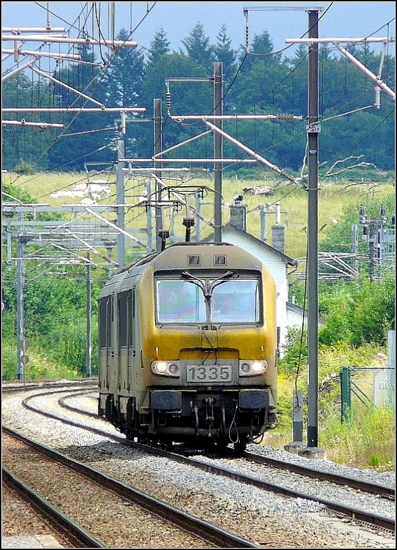 Ein Lokzug bestehend aus 1335 und 1341 durchfhrt am 28.06.08 den Bahnhof von Florenville. (Jeanny)