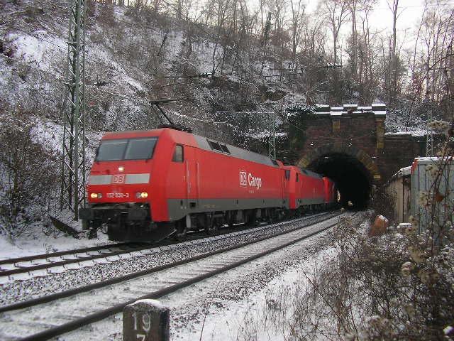 Ein Lokzug bestehend aus BR152+BR185+BR185 durchfhrt am 27.1.06 den Bahnhof Ersingen an der Strecke Karlsruhe - Pforzheim.