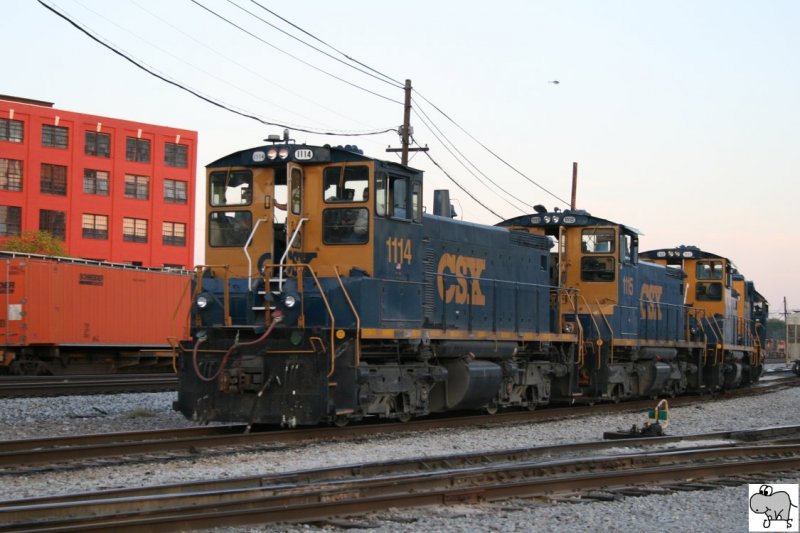 Ein Lokzug, bestehend aus drei SW 1500 Lokomotiven (#1114, 1115 und 1111) und einer GP40-2 (# 6064) erreicht den Bahnhof in Nashville am 25. September 2008.