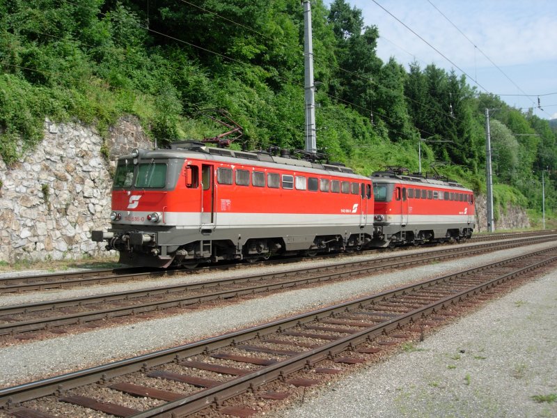 Ein Lokzug gebildet aus 2 1142 auf der Fahrt nach Leoben Donawitz durch den Hauptbahnhof. Am 31.07.08