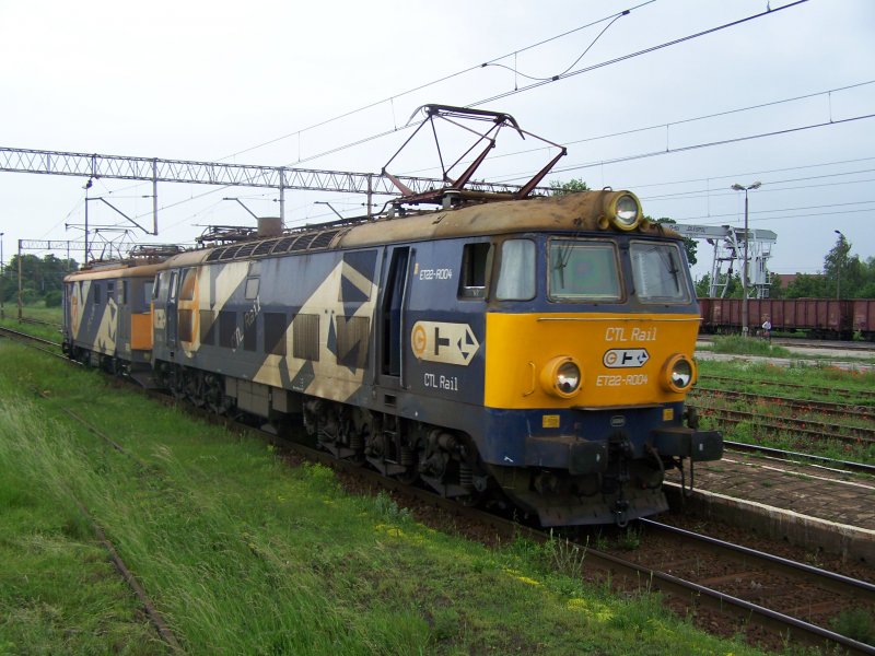 Ein Lokzug einer Polnischen Privatbahn, die Gesellscahft heit CTL RAIL, hier die erste Lok ist die Br.ET22-R004 und hinten ET05-R010. Am 05.06.07 fuhren die beiden in den Bahnhof Olesno ein.