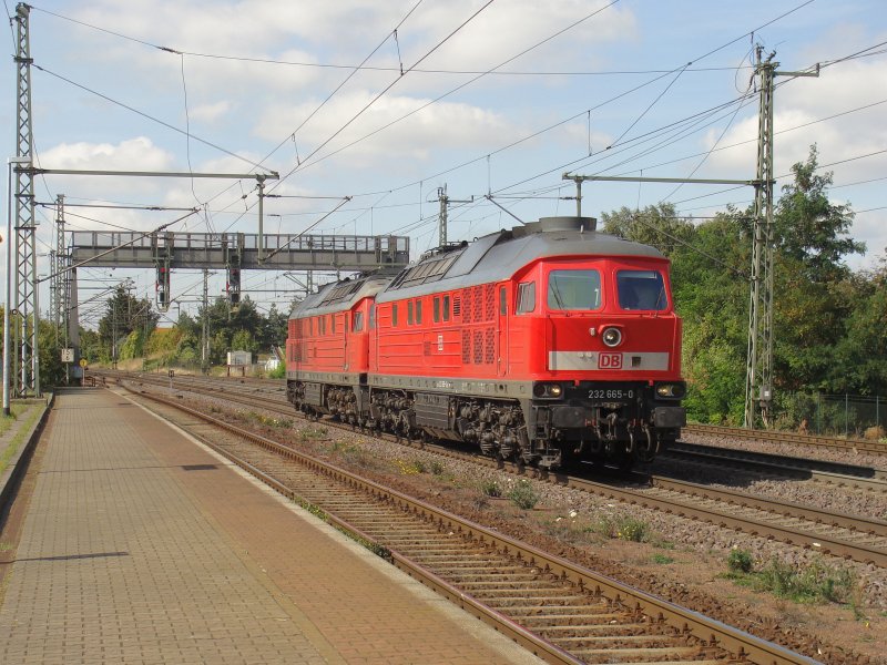 Ein Ludmilla-Prchen mit 232 665-0 an der Spitze auf dem Weg in Richtung Magdeburg. Fotografiert im Bahnhof Niederndodeleben am 17.09.2009. 