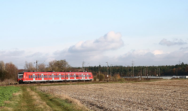Ein Ludwigshafener 425 legt sich am 08. November 2008 zwischen Neuluheim und Waghusel in die langgezogene Kurve der KBS 700. Der Zug war unterwegs als RB 18609 von Mannheim nach Karlsruhe.
