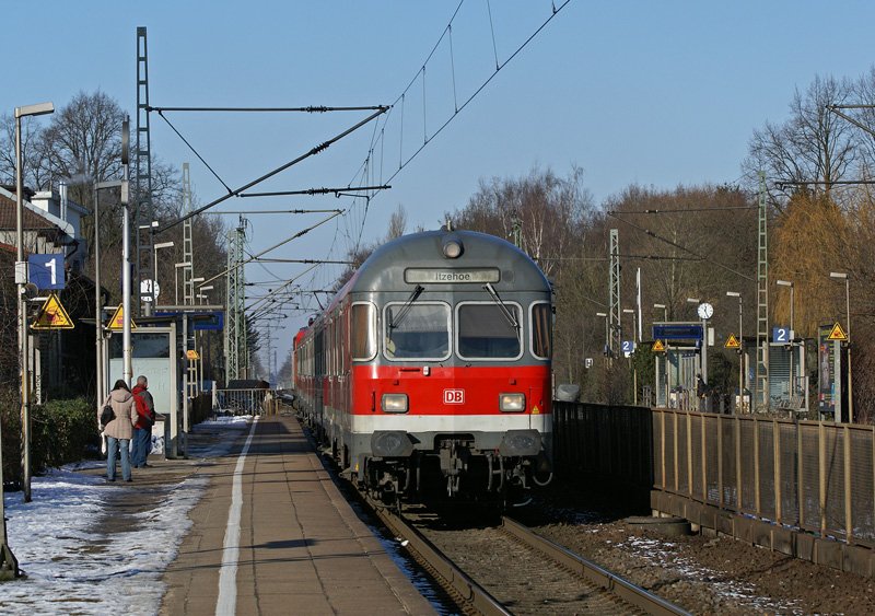Ein Lz Richtung Hamburg passiert am 12.02.2009 den Bahnhof von Tornesch.