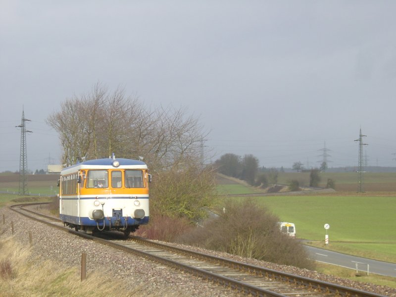 Ein MAN Schienenbus der SWEG Waibstadt hat am 7.1.08 den Endbahnhof der Strecke Neckarbischofsheim Nord - Hffenhardt verlassen und wird bald Siegelsbach erreichen.