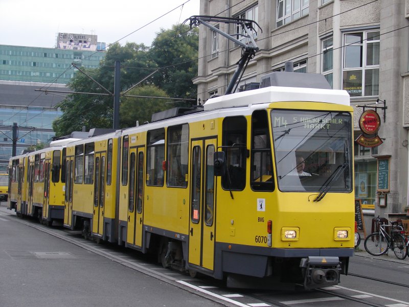 Ein Metro-Tram der Linie M4 nach S-Bahnhof Hackischer Markt. Aufgenommen am 15.08.07 Berlin Alexanderplatz