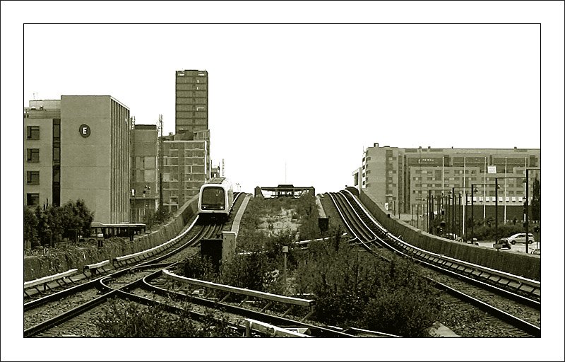 Ein Metro-Zügle kommt die Hochbahnrampe herunter und wird bald die Station Sundby erreichen. Im Hintergrund die Station Bella Center. 

18.8.2006 (M)