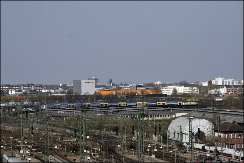 Ein METRONOM mit 8 Dostos erreicht als ME80952 von Uelzen den Bahnhof Altona.
