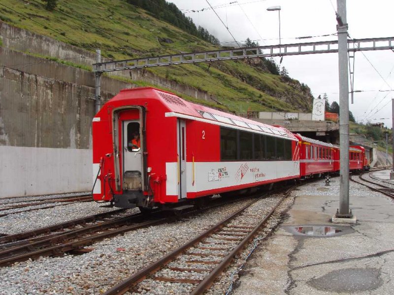 Ein MGB-Panoramawagen und zwei RhB-Wagen vom Glacier Express 905  wurden in Zermatt rangiert. 09.08.07