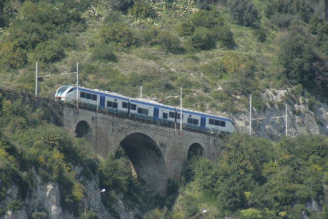 Ein Minuetto auf einer der vielen Brcken oberhalb vom Hafen von Salerno; 31.03.2008